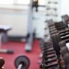 Im Fitnessstudio oder zu Hause: Wo gelingt der Muskelaufbau besser?